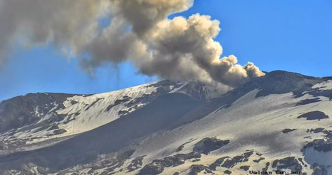 Humo y cenizas llegaron a los 1300 metros en el volcán Copahue. Foto: gentileza