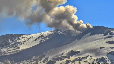 Humo y cenizas llegaron a los 1300 metros en el volcán Copahue. Foto: gentileza