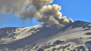 El volcán Copahue sigue con actividad: humo y cenizas llegan a los 1300 metros