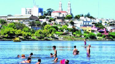 Balneario en la costanera del río en Viedma. Foto Marcelo Ochoa