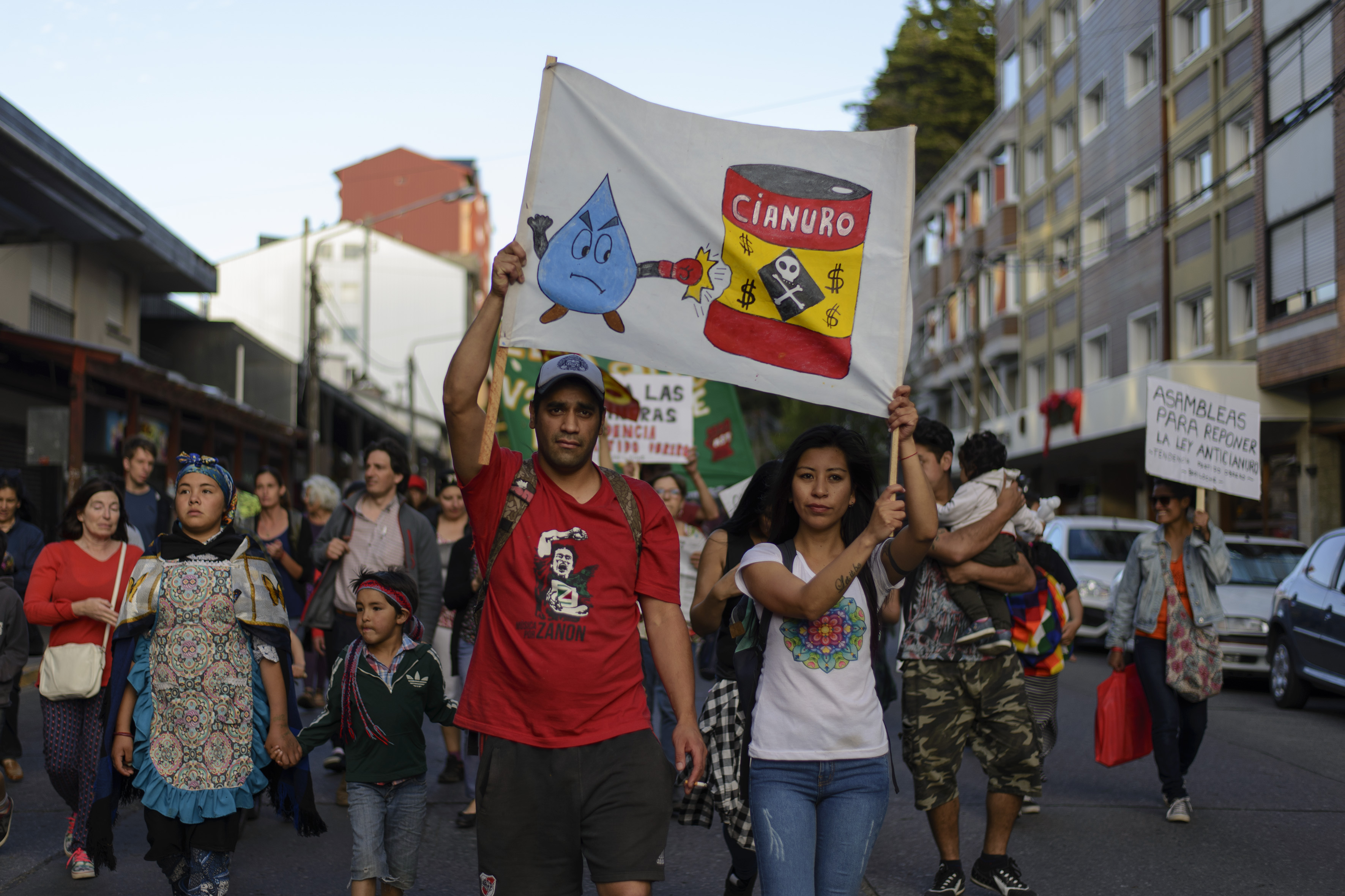 Cientos de personas marcharon contra la megaminería en Bariloche. Foto: Marcelo Martínez