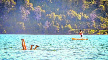 Un adolescente casi se ahogó en el lago Lolog y tuvo que ser trasladado a Neuquén por la complejidad del cuadro. (Foto: Archivo- Patricio Rodriguez).