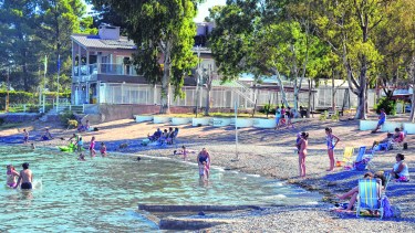 El lago Pellegrini, cercano y tranquilo para pasar el verano en familia.