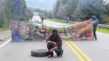 La postal que se repite periódicamente: encapuchados cortan el tránsito sobre la ruta nacional 40, a unos 35 kilómetros de Bariloche. Foto: archivo