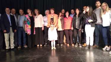 Balseiro, su nieta Olivia y el equipo de gobierno.