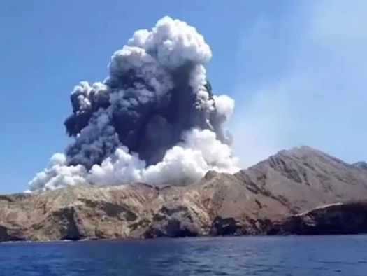 Las autoridades de Nueva Zelanda pusieron en marcha una investigación sobre la erupción del volcán Whakaari, que podría haber acabado con la vida de al menos 14 de las 47 personas, en su mayoría turistas, que se encontraban en la isla deshabitada del noreste del país en el momento de la tragedia.