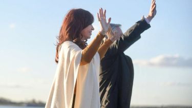 Alberto y Cristina recibirán los atributos de manos de Mauricio Macri y Gabriela Michetti. Foto: archivo.-