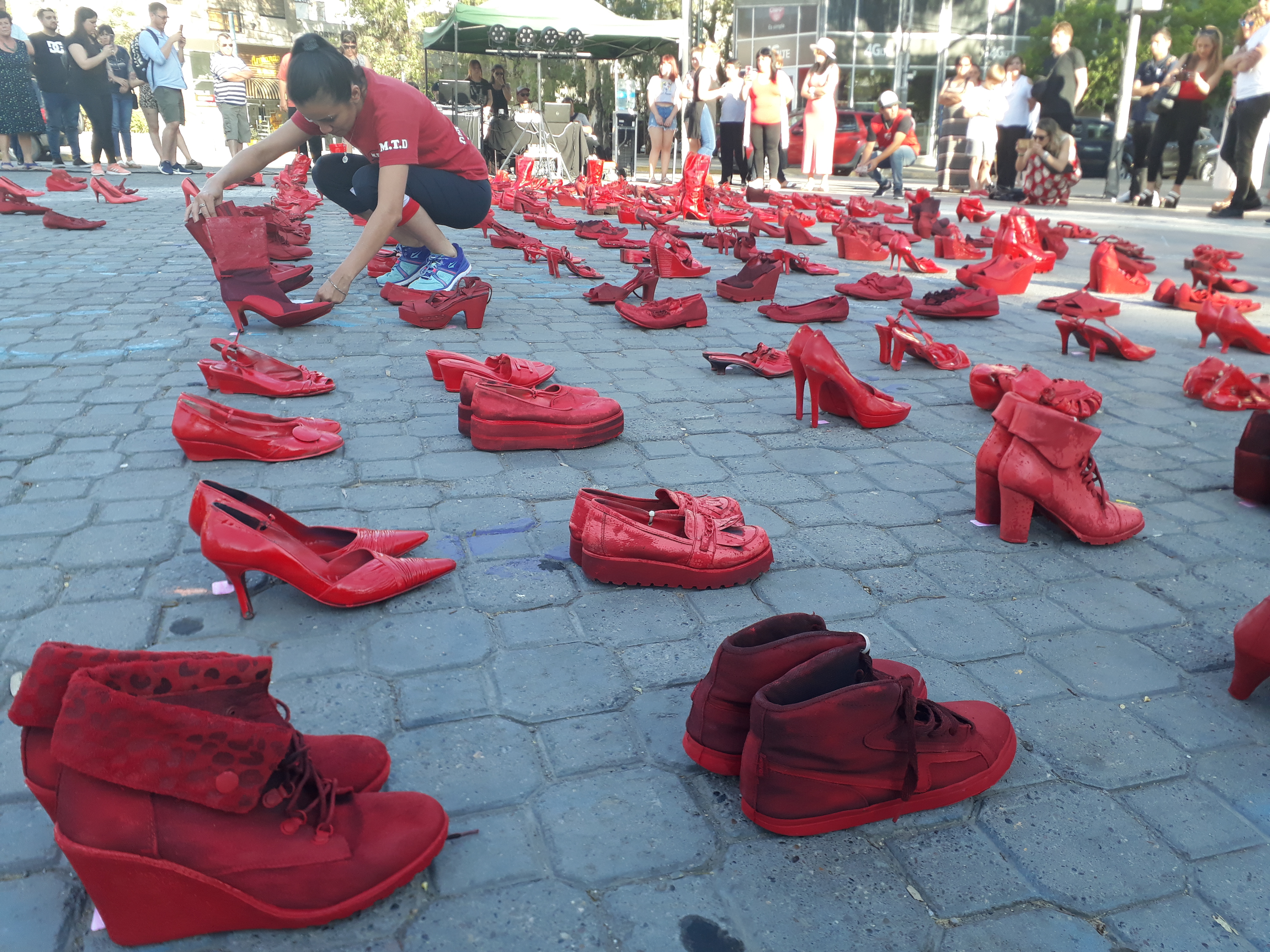 Los zapatos rojos  en el centro de Neuquén. Foto: Gentileza