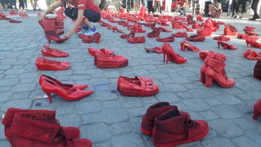 Los zapatos rojos  en el centro de Neuquén. Foto: Gentileza