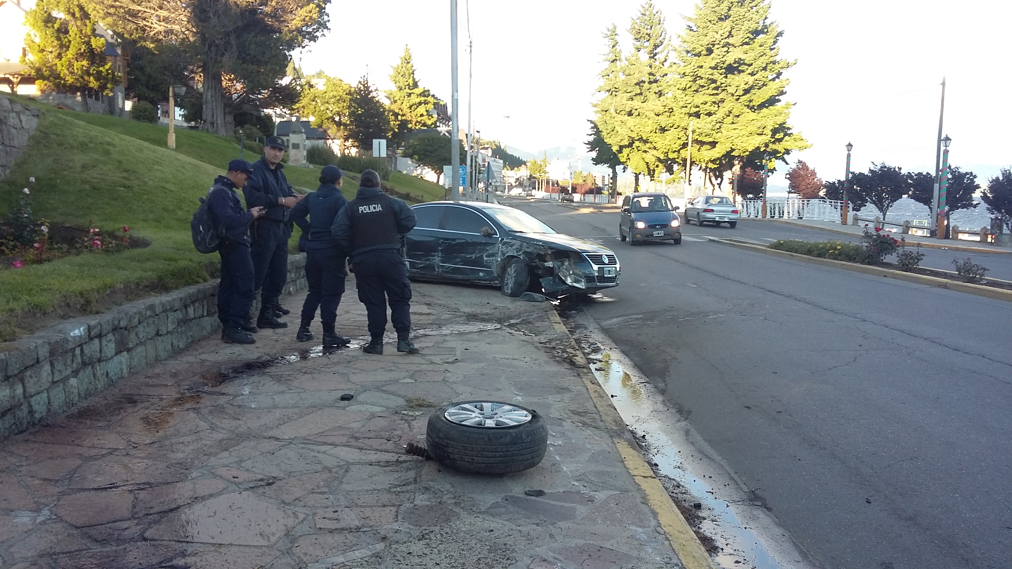 Un Volkswagen Passat protagonizó un fuerte choque en la costanera de Bariloche. 