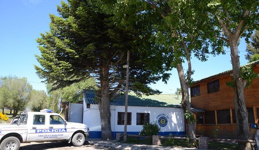 Policías de la comisaría 28 de Bariloche trabajaron en el lugar del hecho para recolectar información sobre la agresión con arma de fuego. (Foto: archivo)