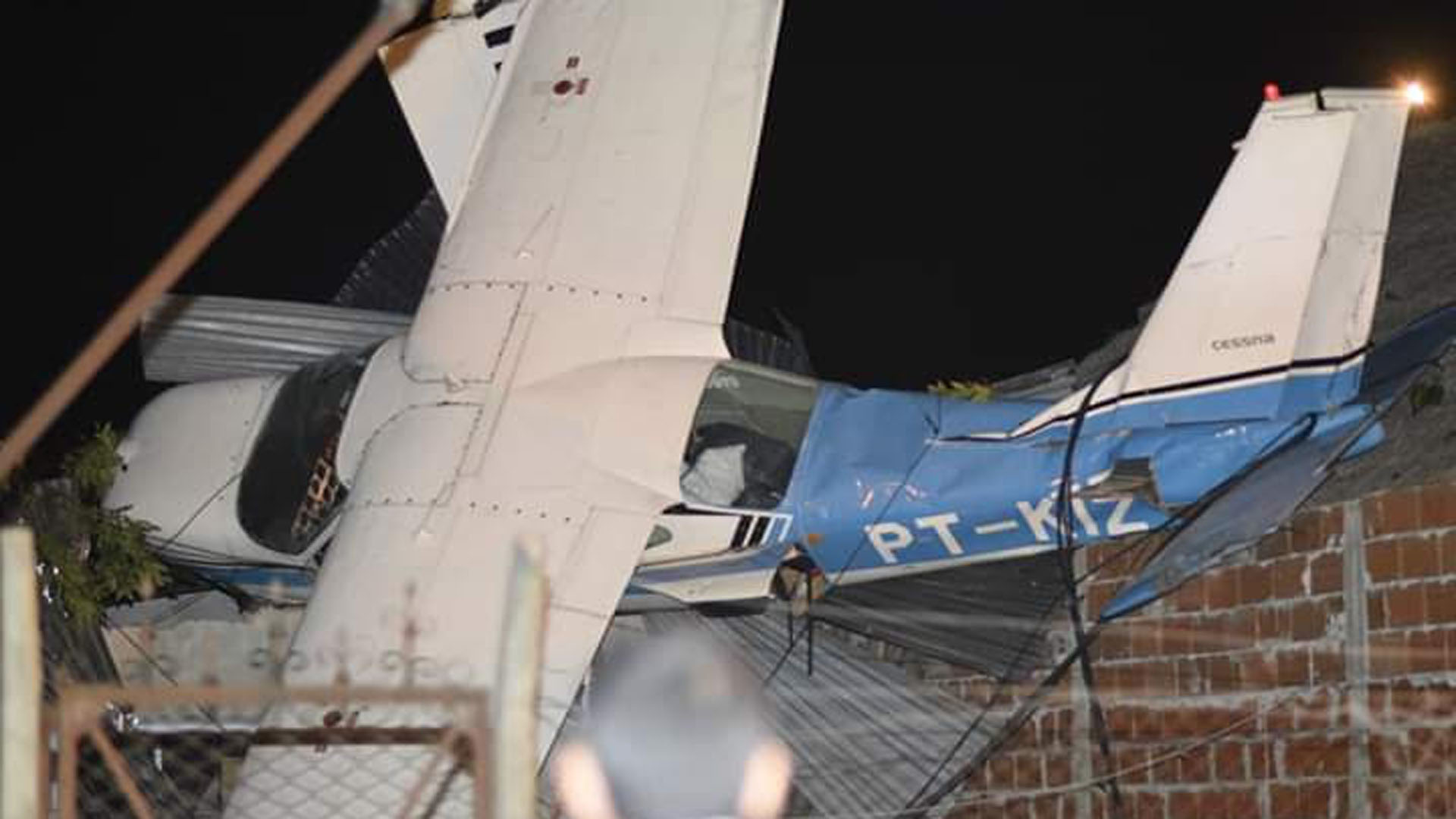 La avioneta cayó sobre una vivienda en construcción y el golpe fue amortiguado por los cables de electricidad. Foto: Gentileza Infobae.