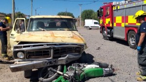 Motociclista terminó con una fractura expuesta por un choque en Centenario