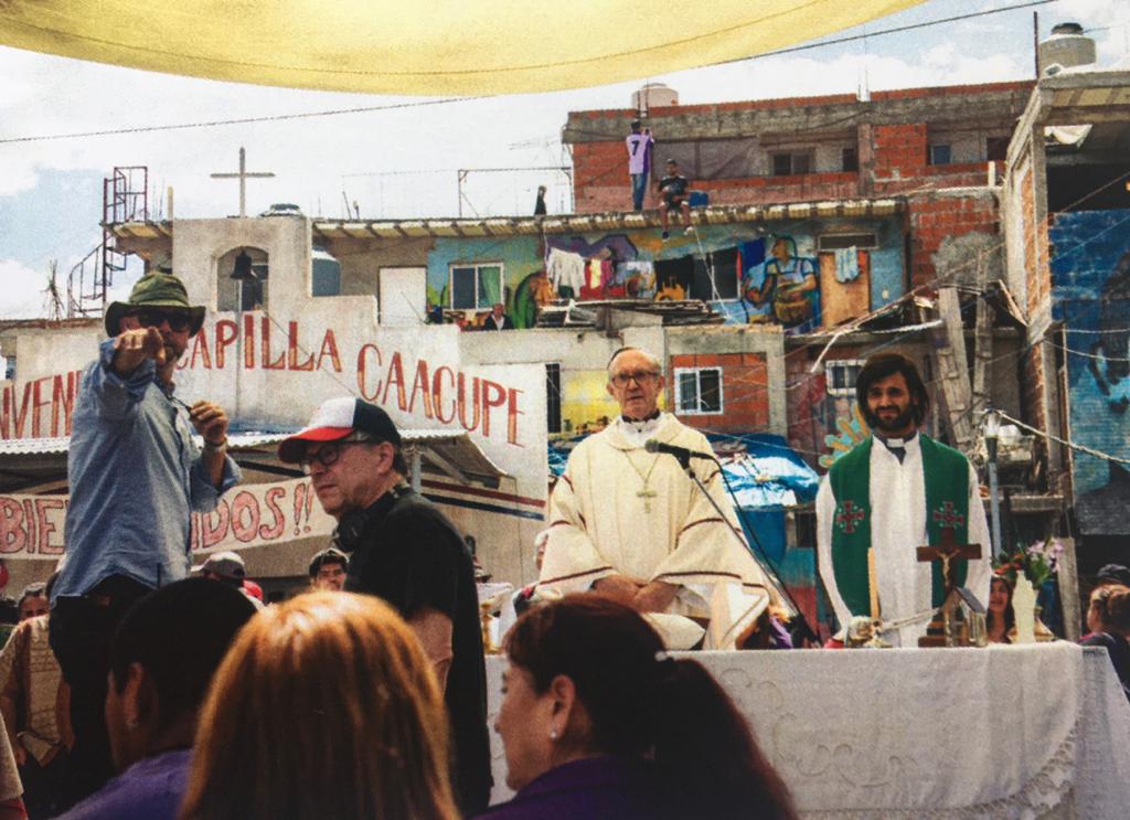 McCulloch, en acción en la Villa 31, junto a Meirelles (de gorra) y el actor Jonathan Pryce en el papel de Jorge Bergoglio.  