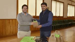 Un intendente le dio bolsas a sus funcionarios para que salgan a levantar basura