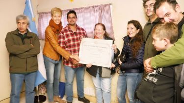 La antropóloga Beatriz Carbonell recibió la distinción de manos de la senadora García Larraburu. Gentileza 