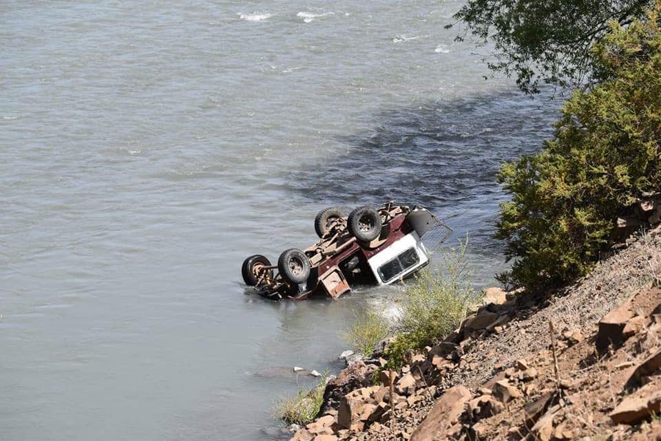 El Jeep cayó al río Neuquén.  Foto: Facebook Juan Carlos Parada. 