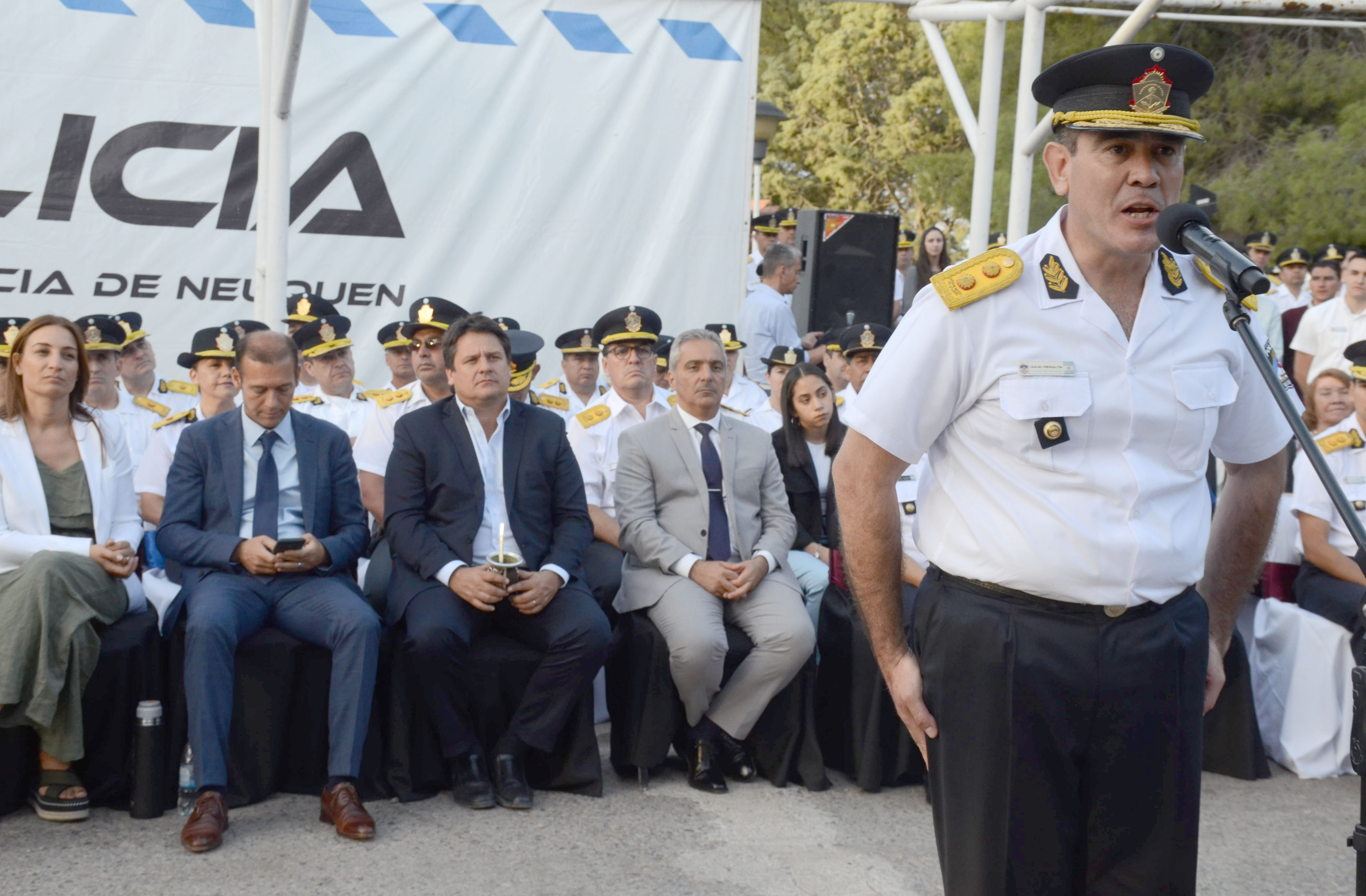 Julio Peralta, el nuevo jefe de la policía, saluda oficialmente  a todos los integrantes de la fuerza. Foto: Yamil Regules