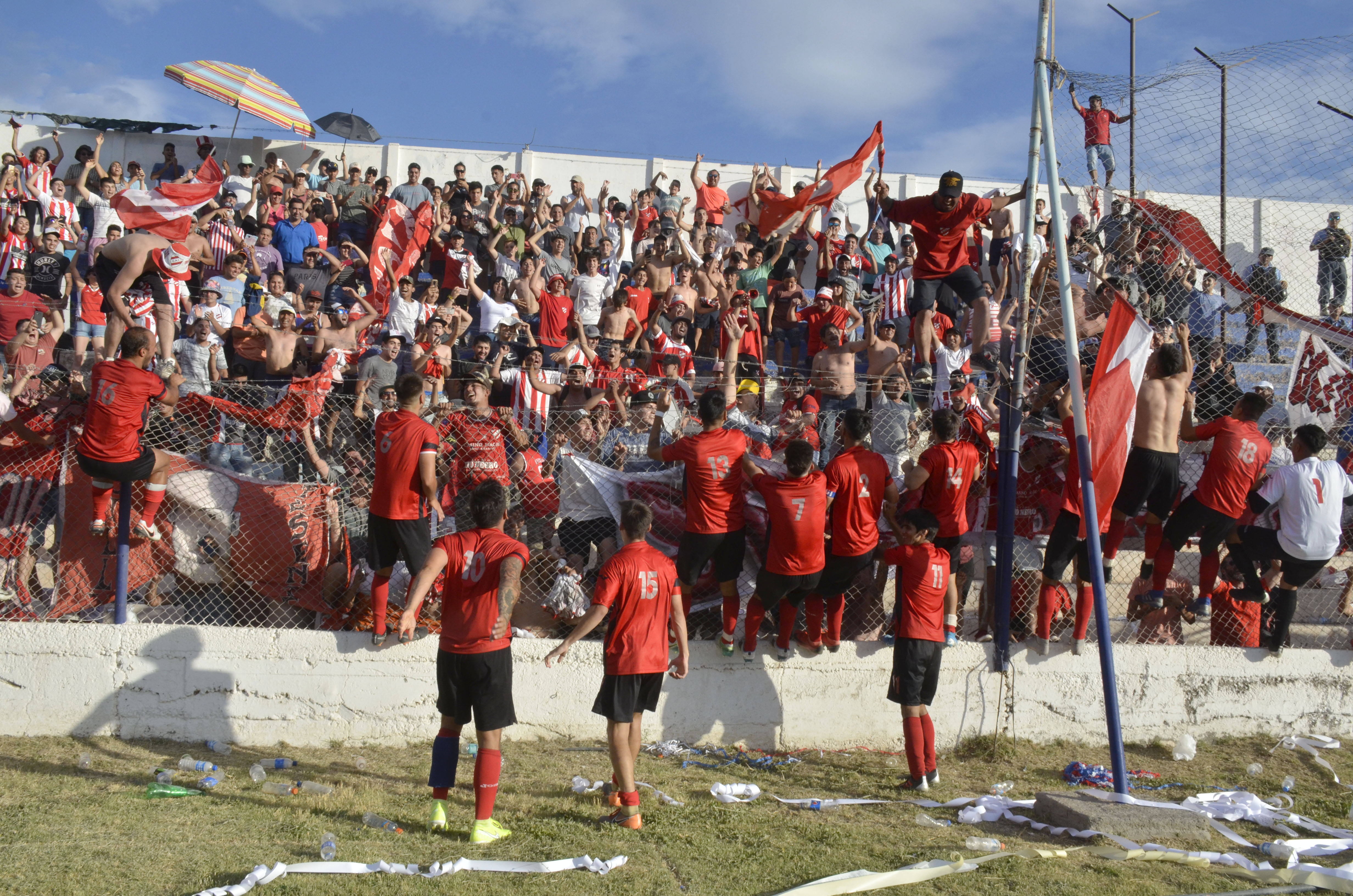 La Copa Neuquén fue un desquite para hinchas y jugadores. (Foto: Yamil Regules)