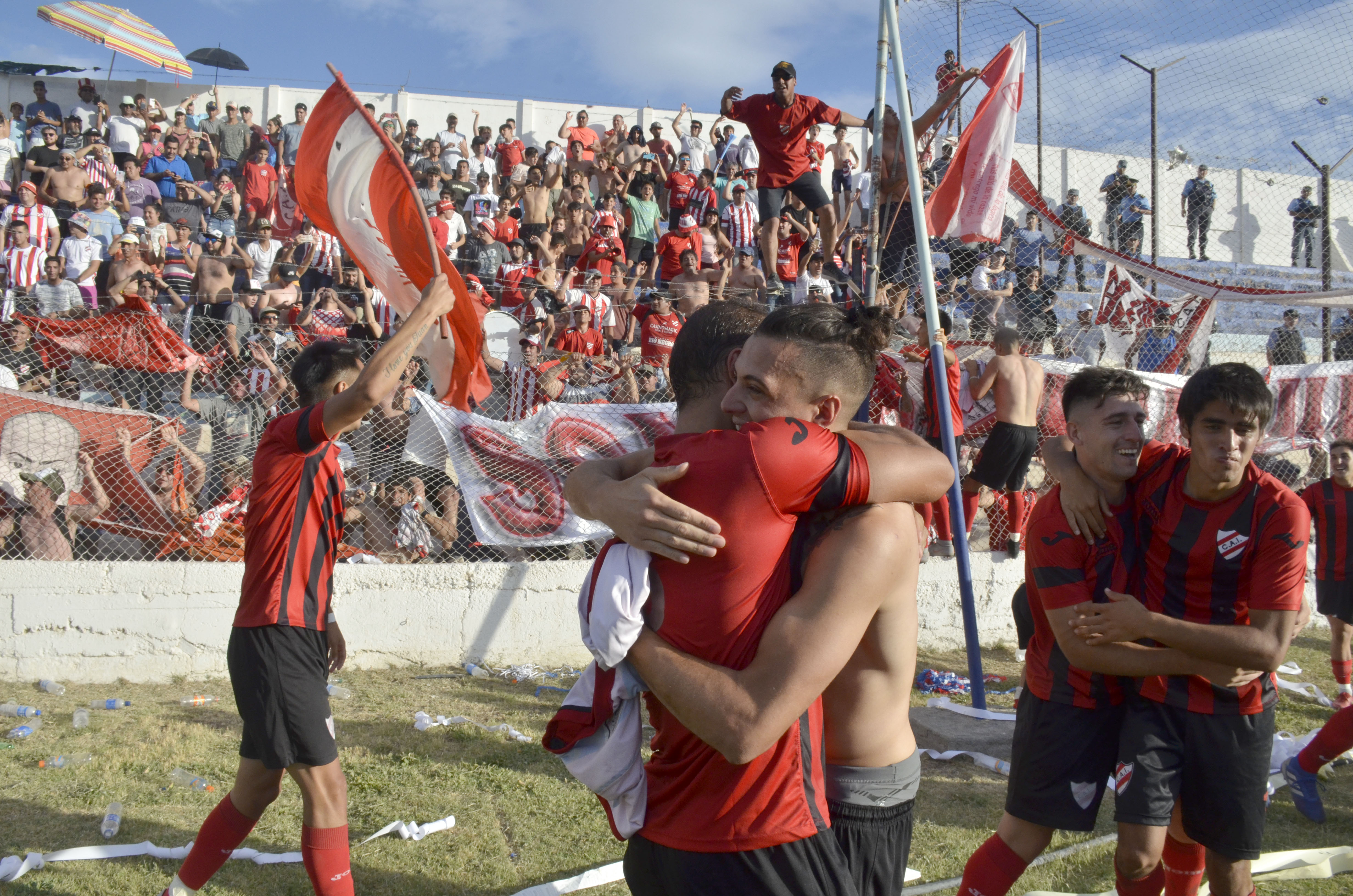 Los jugadores del Rojo festejaron junto a su hinchada. (Foto: Yamil Regules)