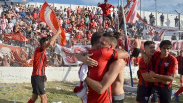Los jugadores del Rojo festejaron junto a su hinchada. (Foto: Yamil Regules)