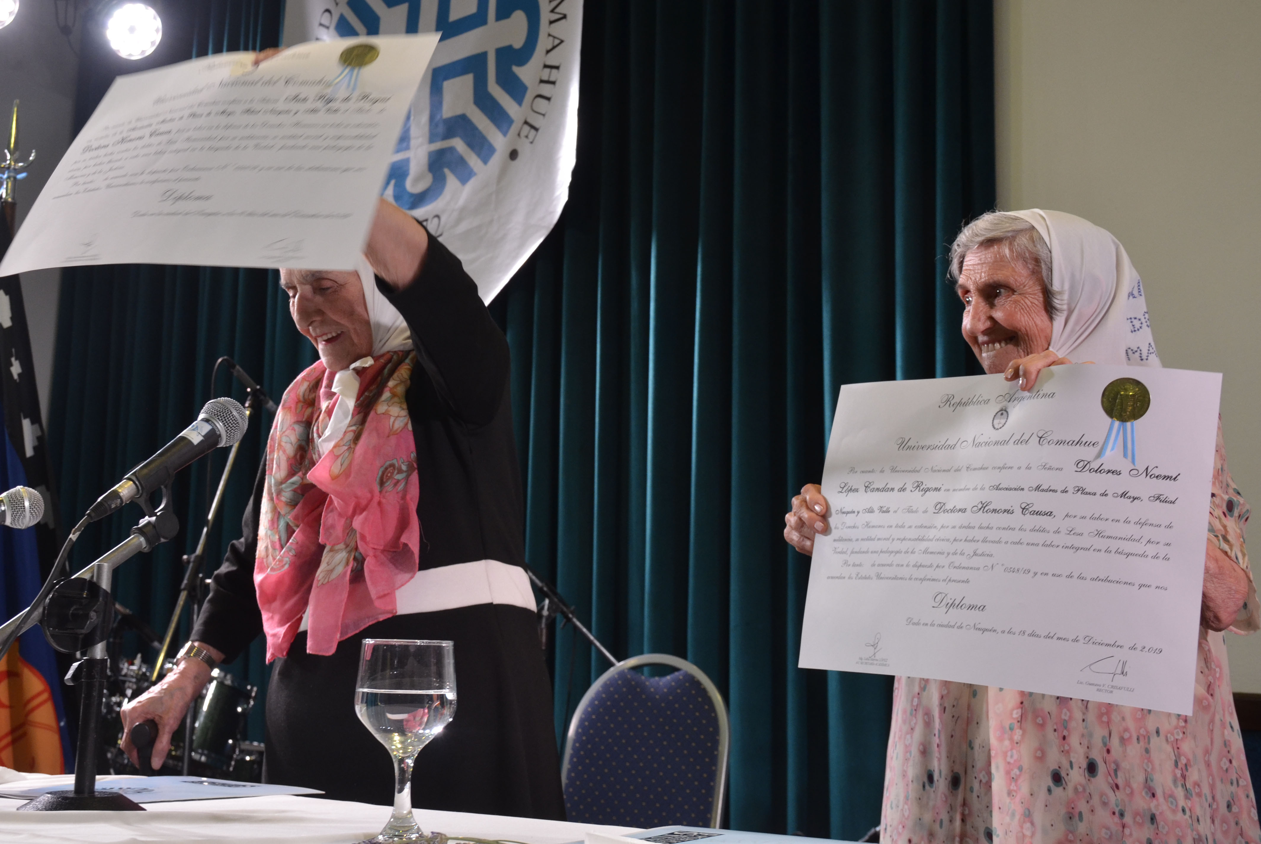 Inés y Lolín  levantan sus diplomas.   Foto: Yamil Regules