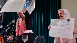 Las madres de Plaza de Mayo de Neuquén recibieron el Honoris Causa