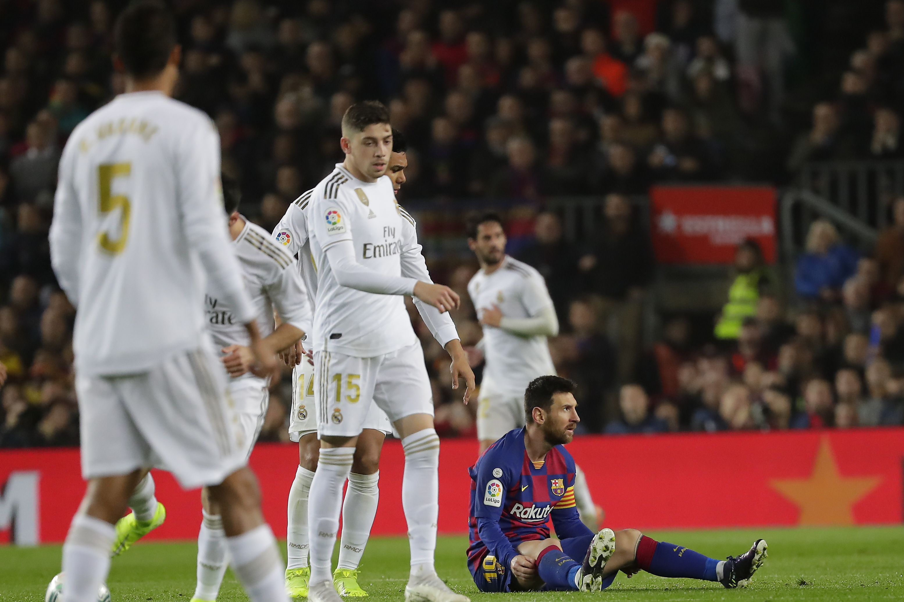 Lionel Messi lo intentó todo, pero no pudo quebrar al Madrid en el Camp Nou. Barcelona y Real Madrid siguen juntos en la cima del torneo español. (AP Photo/Emilio Morenatti)