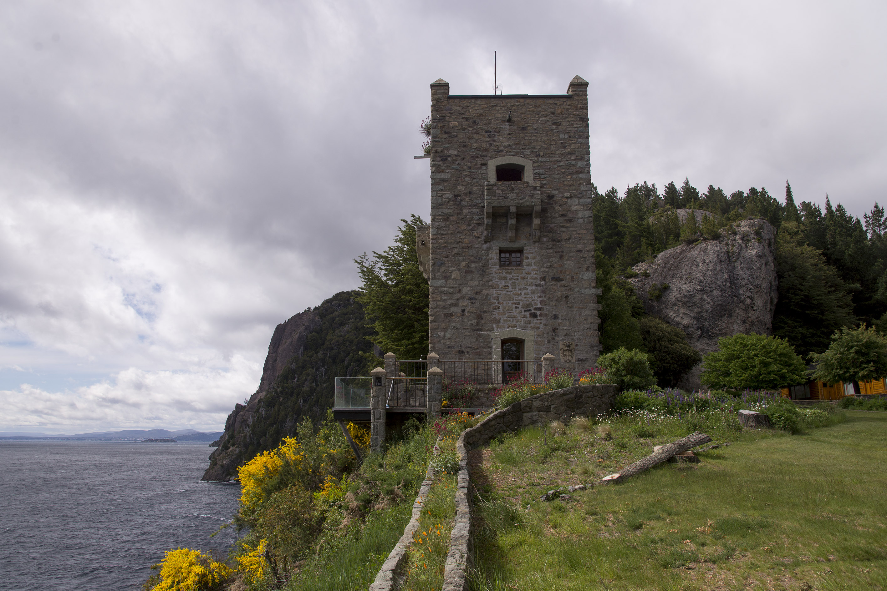 La torre sarracena  construida por Alejandro Bustillo, en la Península San Pedro, a unos 20 km del centro de Bariloche. Foto: Marcelo Martinez
