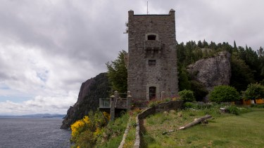 La torre sarracena  construida por Alejandro Bustillo, en la Península San Pedro, a unos 20 km del centro de Bariloche. Foto: Marcelo Martinez