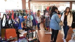 Mas de 40 emprendedoras textiles de Bariloche ofrecen sus producciones en el Scum