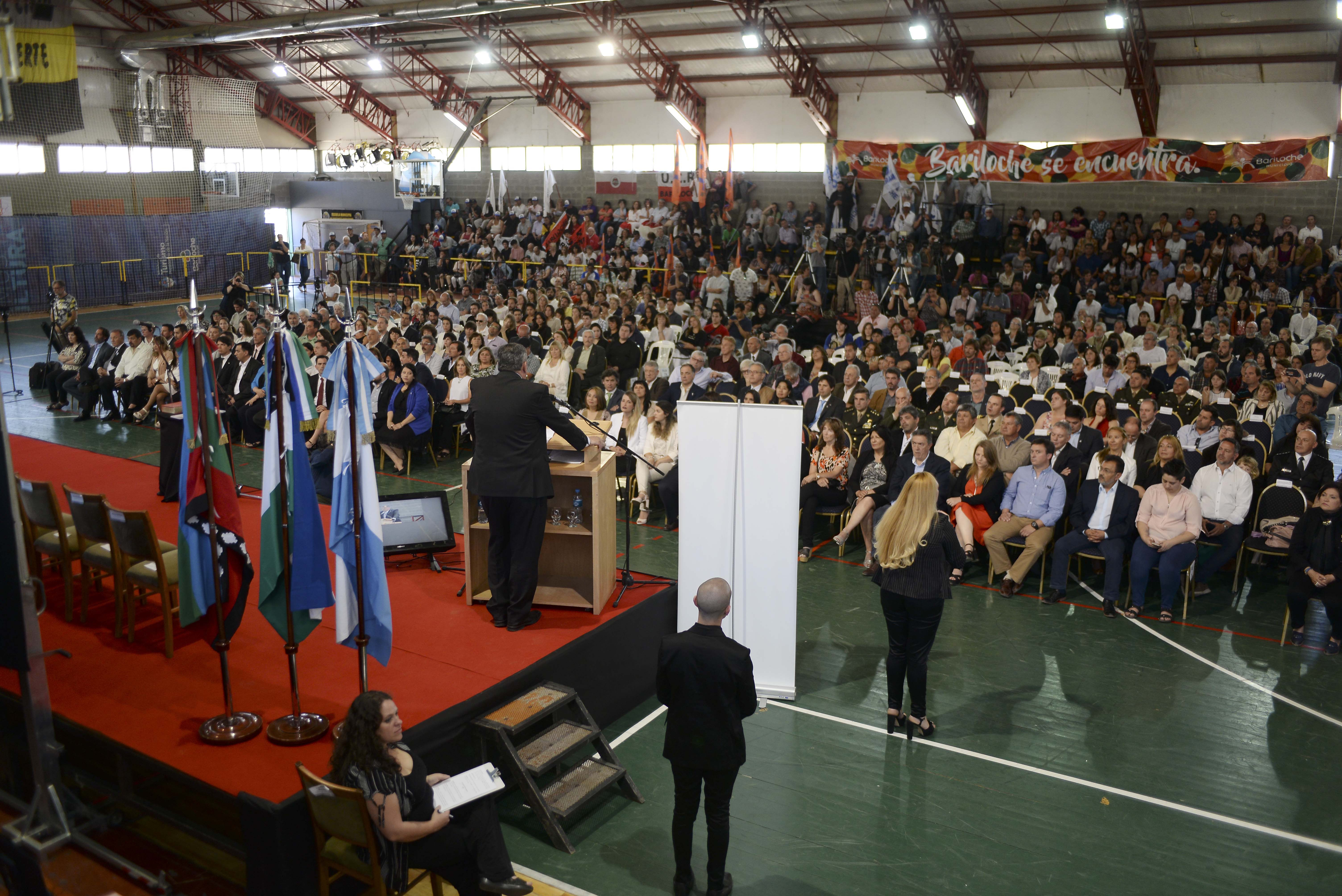 El acto de asunción de las autoridades electas de Bariloche se realizó en el Gimnasio Municipal N°3. Foto: Alfredo Leiva