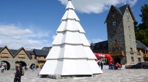 Imagen de Bariloche instaló su pino gigante para la agenda navideña
