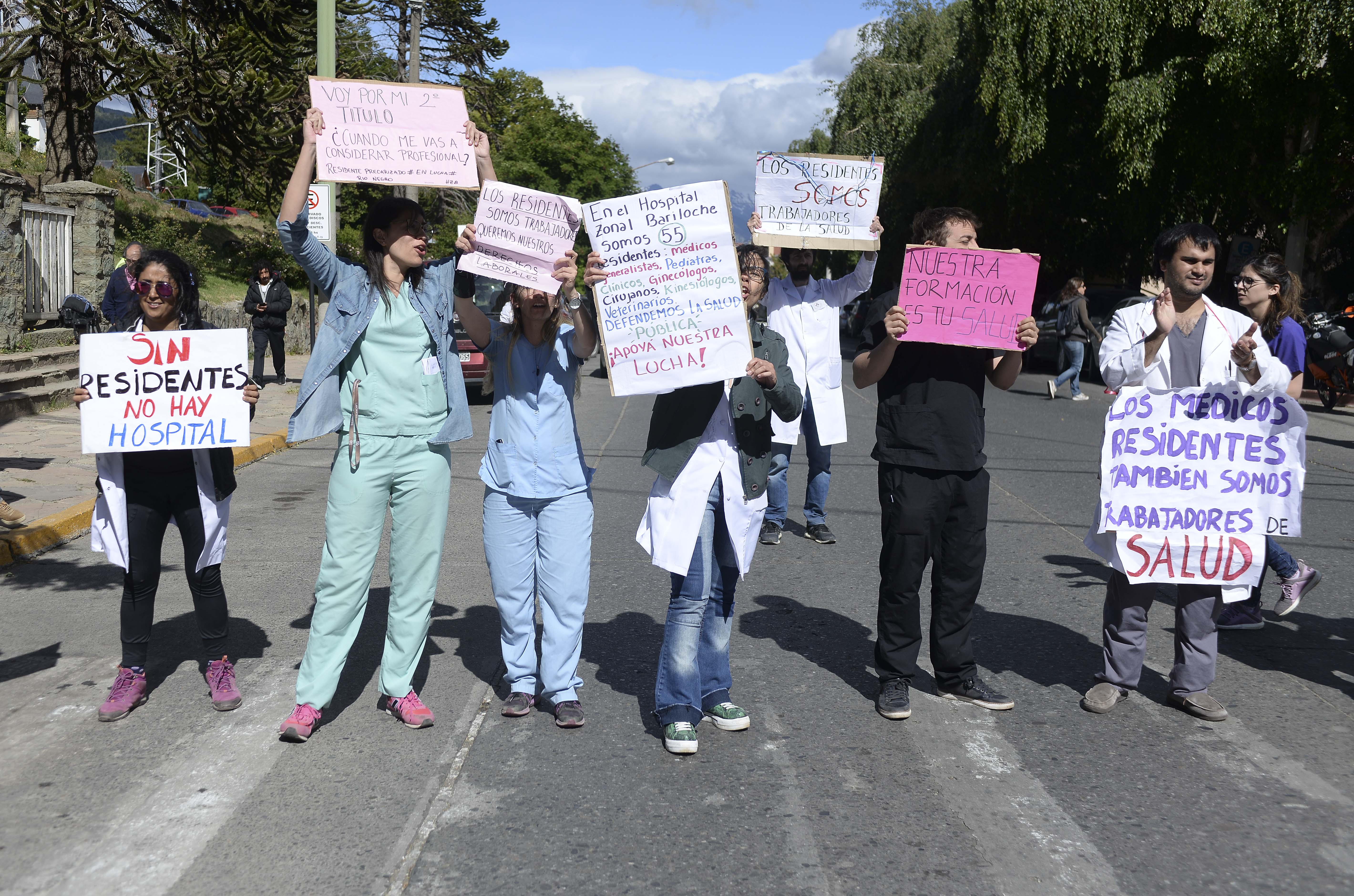 Médicos residentes del hospital Ramón Carrillo reclamaron por el aguinaldo. Foto: Alfredo Leiva