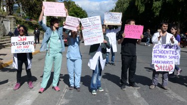 Médicos residentes del hospital Ramón Carrillo reclamaron por el aguinaldo. Foto: Alfredo Leiva