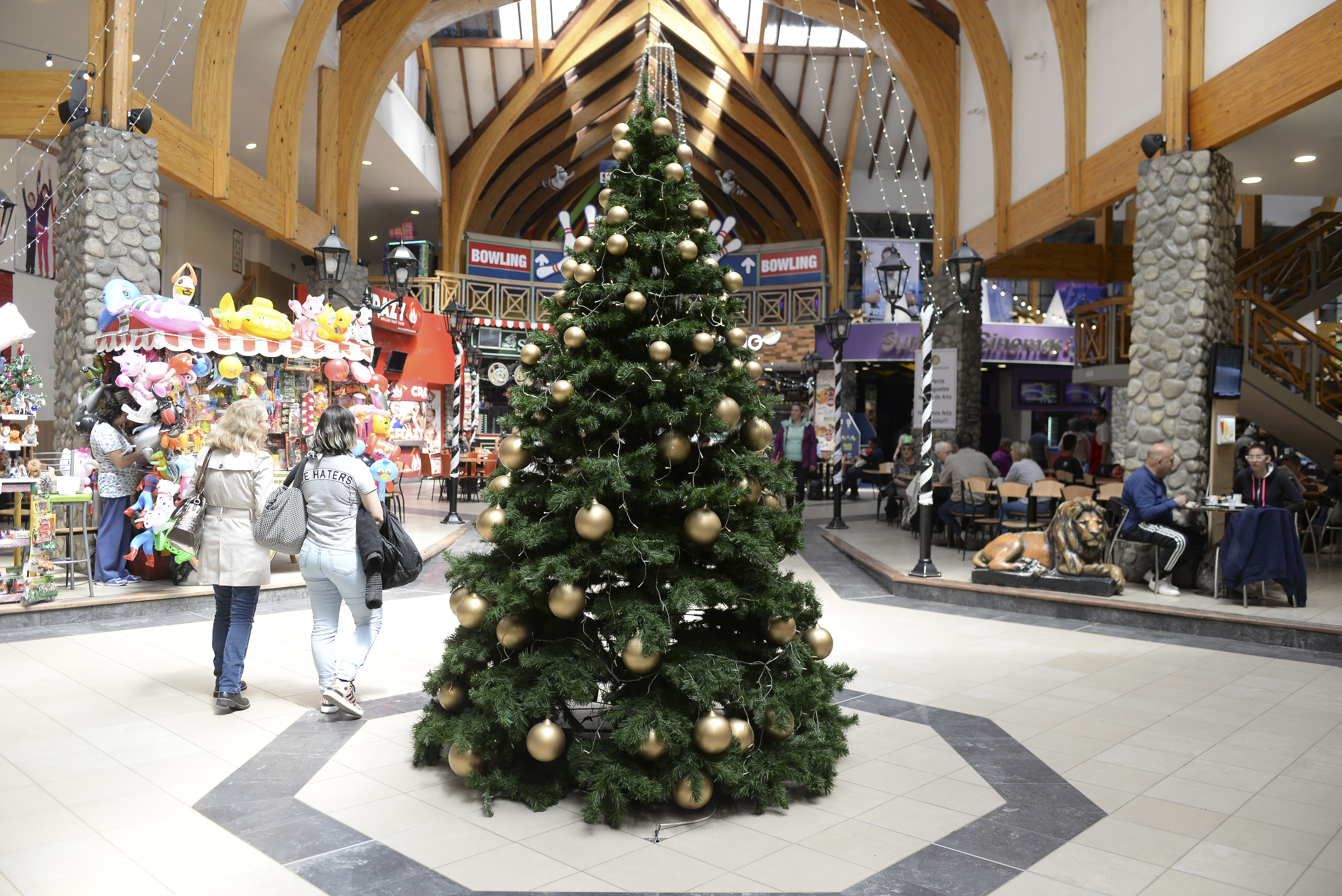Se acerca la Navidad y los comercios de Bariloche preparan sus promociones para alentar el consumo. Foto: Alfredo Leiva