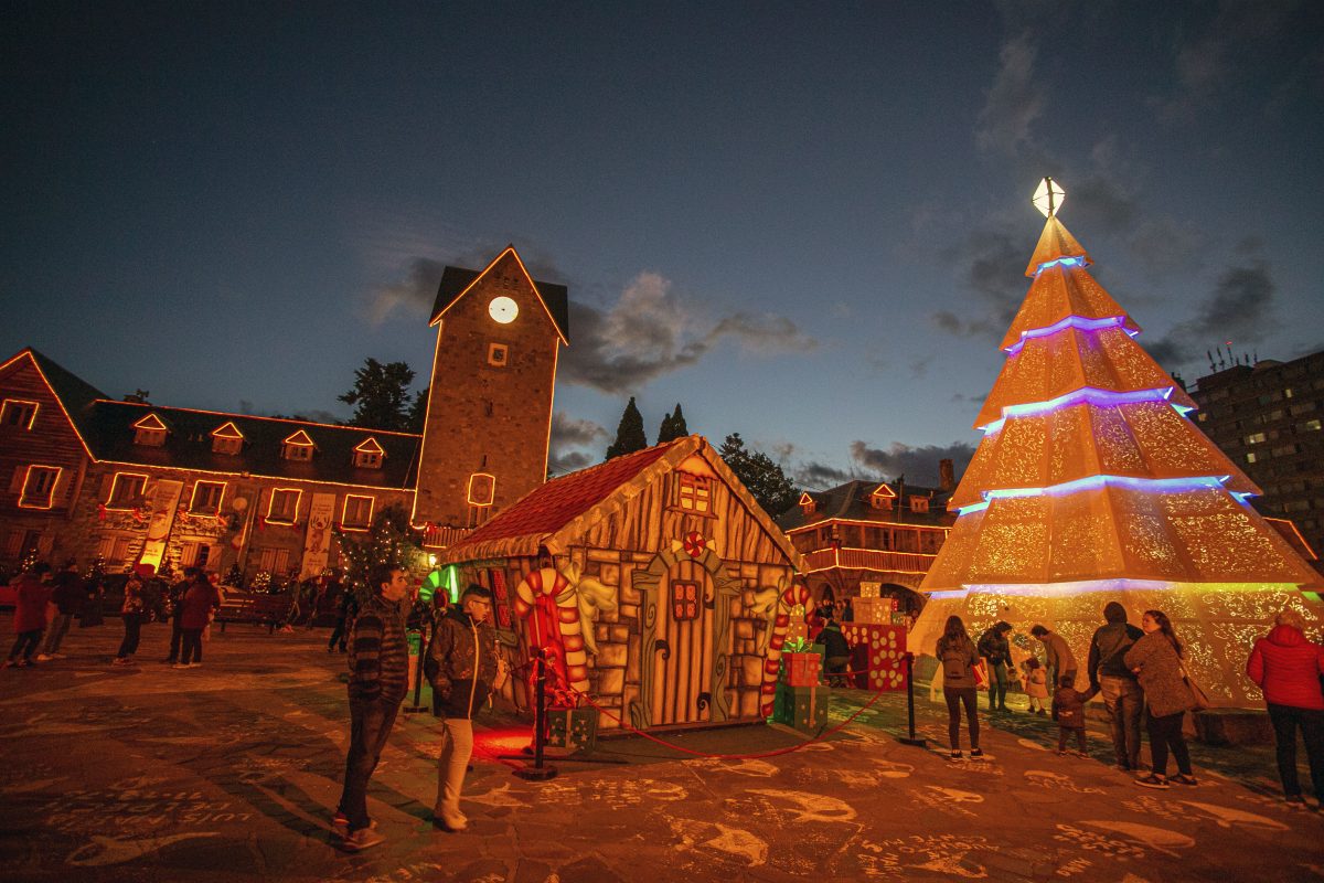 Cada año en Bariloche la Navidad se vive de una manera especial. Hoy será el encendido del árbol en el Centro Cívico. Archivo
