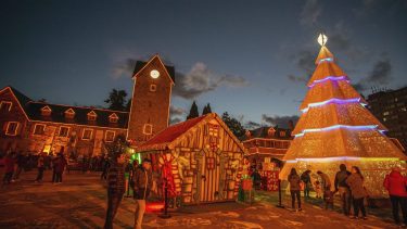 Cada año en Bariloche la Navidad se vive de una manera especial. Hoy será el encendido del árbol en el Centro Cívico. Archivo