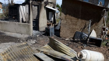 Destrucción total en la casa de pamela, la mujer que denunció el incendio en un contexto de violencia de género. Foto: Alfredo Leiva
