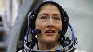 Astronauta impuso récord como la mujer con más tiempo en espacio