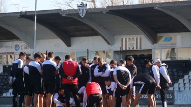 El plantel atento a las órdenes de Coronel. El DT le dio más lugar a algunos jóvenes del club.El plantel atento a las órdenes de Coronel. (Foto: Juan Thomes)