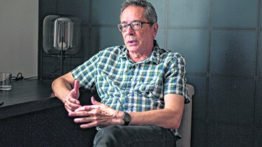 César Aira, un prolífico autor que va de la novela al ensayo sin prejuicios y sin explicar demasiado sus obras.