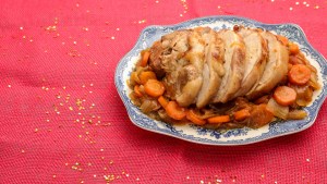 Carré de cerdo en salsa de ciruelas y cerveza para tentar a los comensales