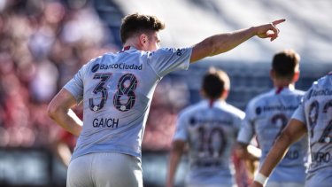 Con doblete de Adolfo, el Ciclón se impone al Patrón en el Nuevo Gasómetro.