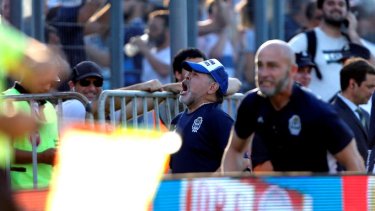 Maradona festejó por primera vez de local desde que dirige al Lobo. 