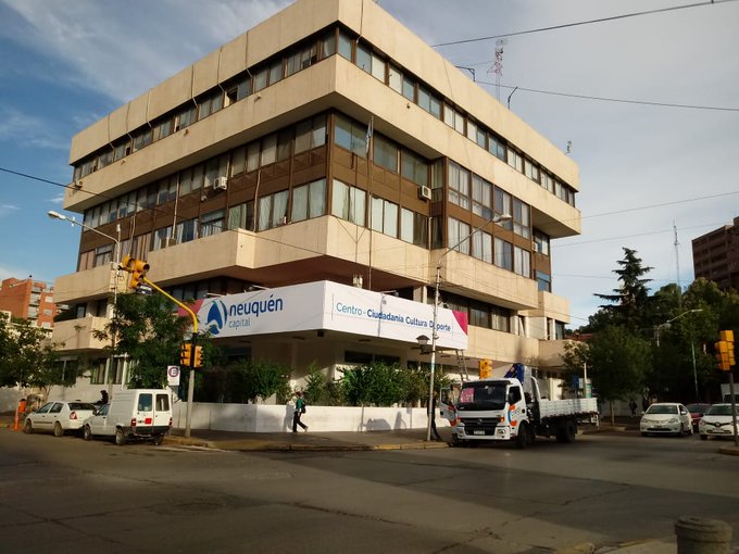 Esta mañana, el Municipio de Neuquén amaneció con nueva cartelería. (Gentileza @universidadcalf)