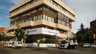 Esta mañana, el Municipio de Neuquén amaneció con nueva cartelería. (Gentileza @universidadcalf)