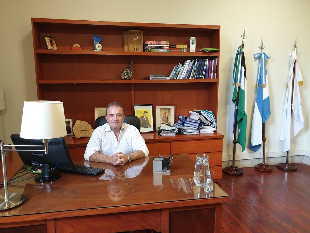 Pedro Pesatti en su despacho en Viedma en su primer día como intendente de la ciudad.