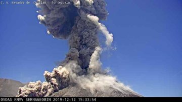 Ayer la columna del volcán Nevados de Chillán alcanzó los 1800 metros de altura. (Gentileza).-