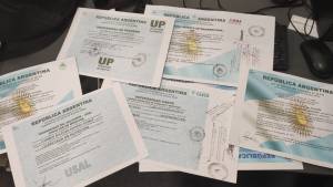 Cayó una banda que falsificaba títulos y los vendía por redes sociales